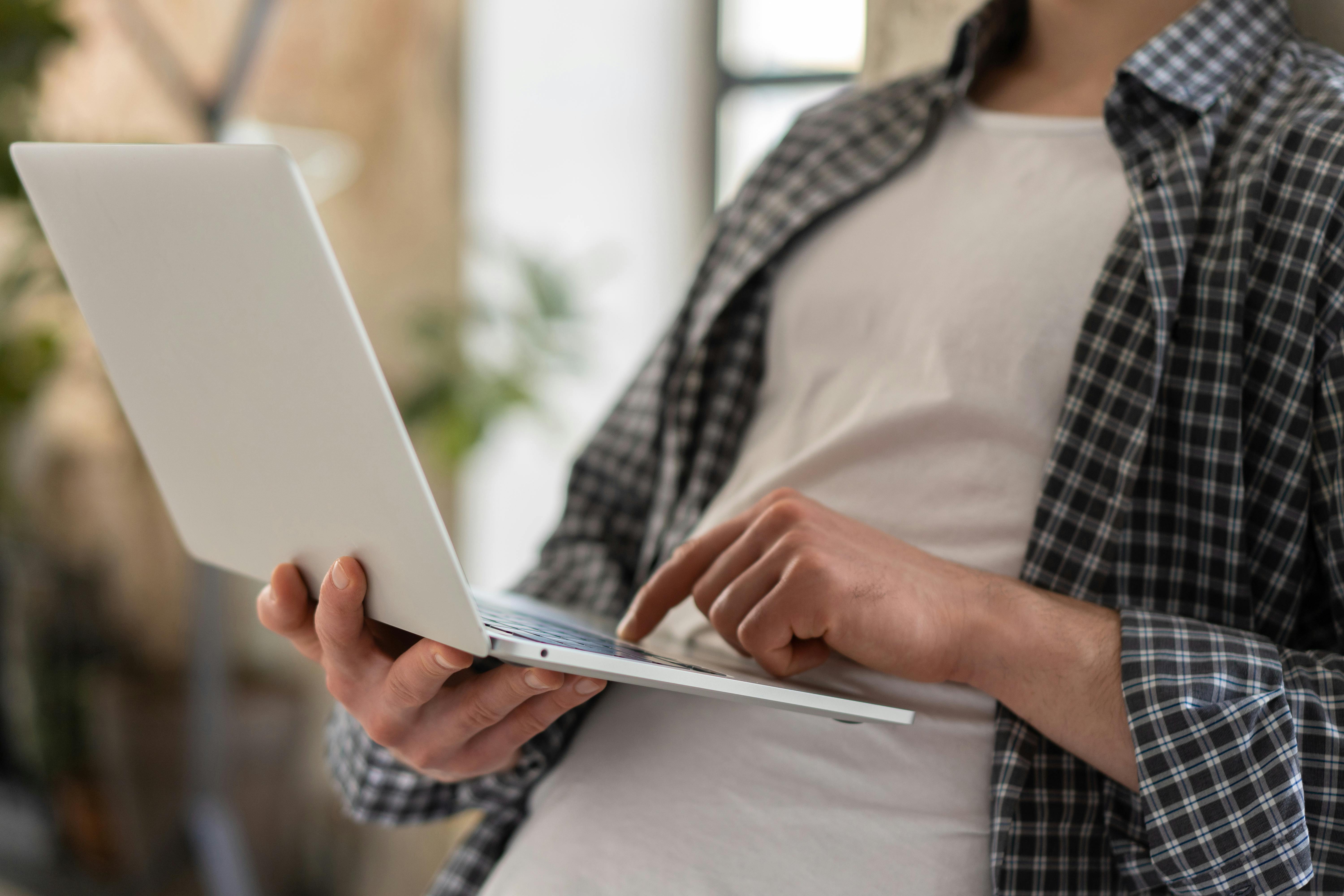 Trabajador gestionando vacaciones y procesos conectados desde su laptop