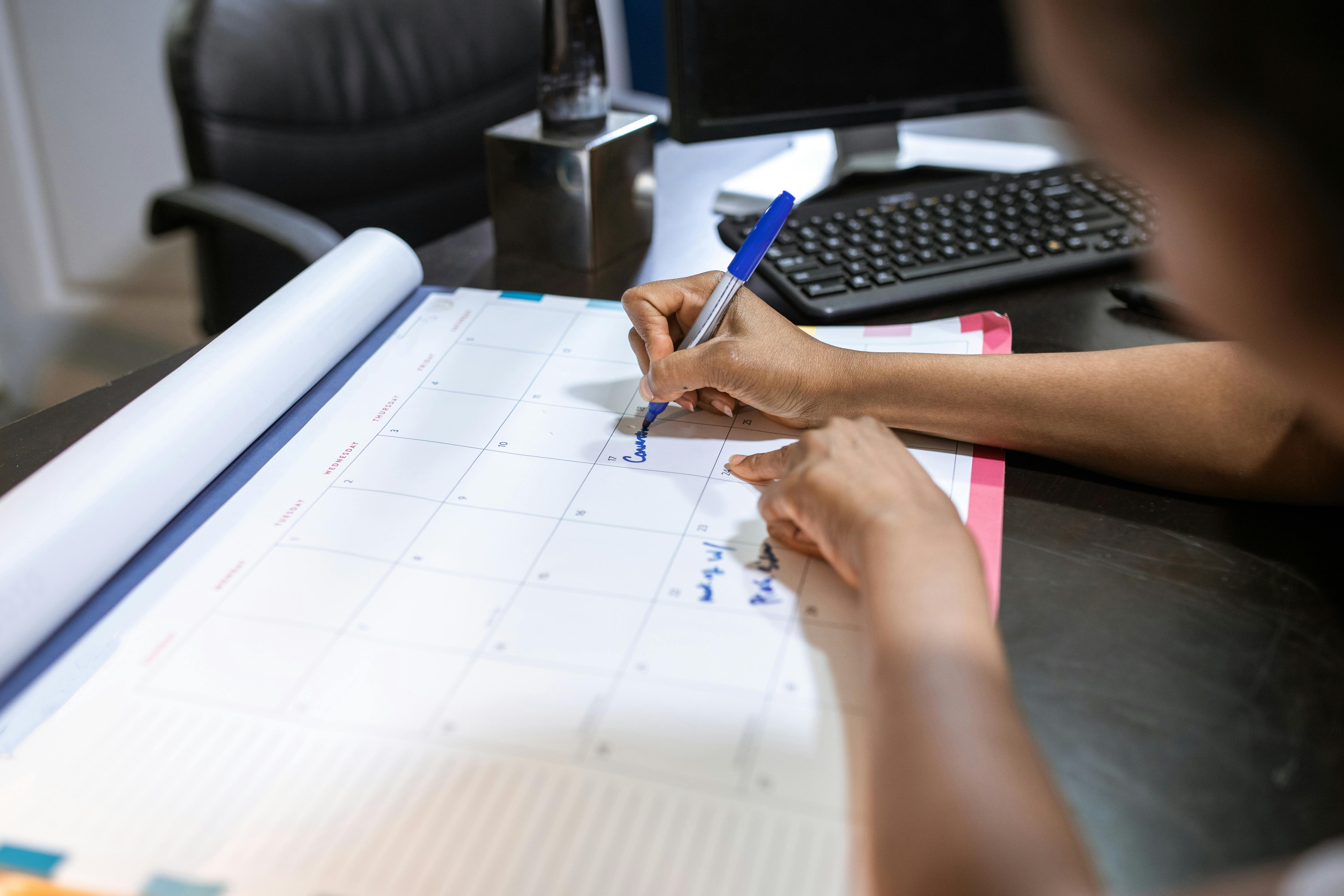 Persona organizando solicitudes y calendario de vacaciones
